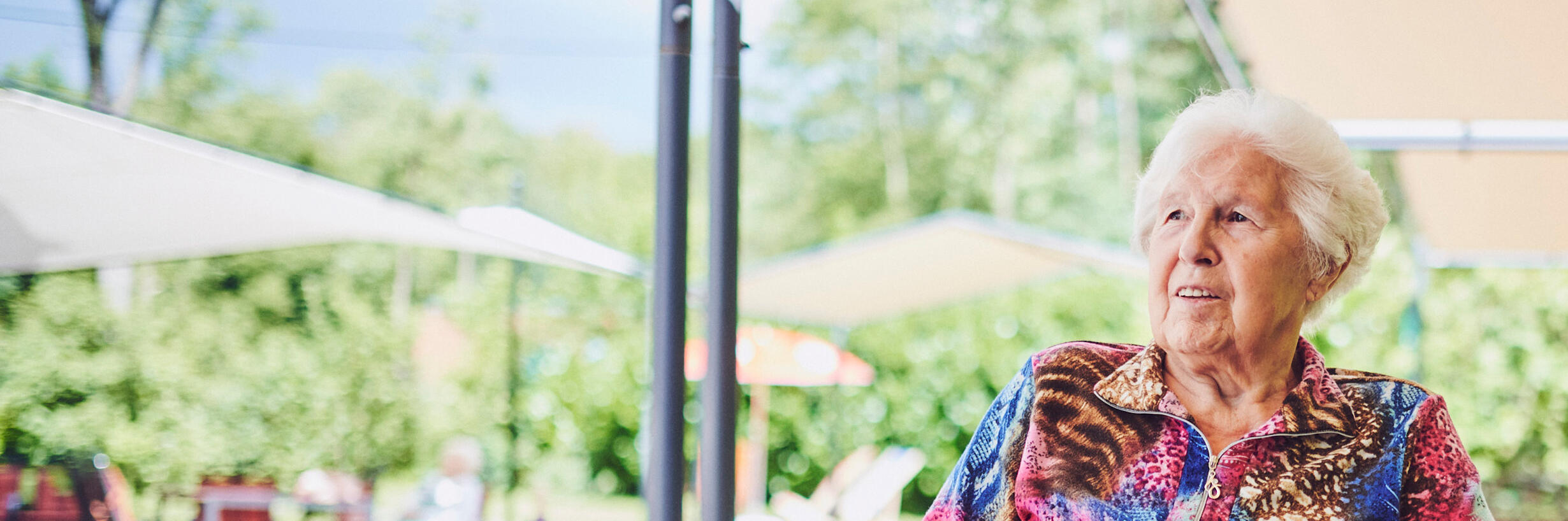 Eine zufriedenen ältere Dame im Johanniter-Stift Gelsenkirchen