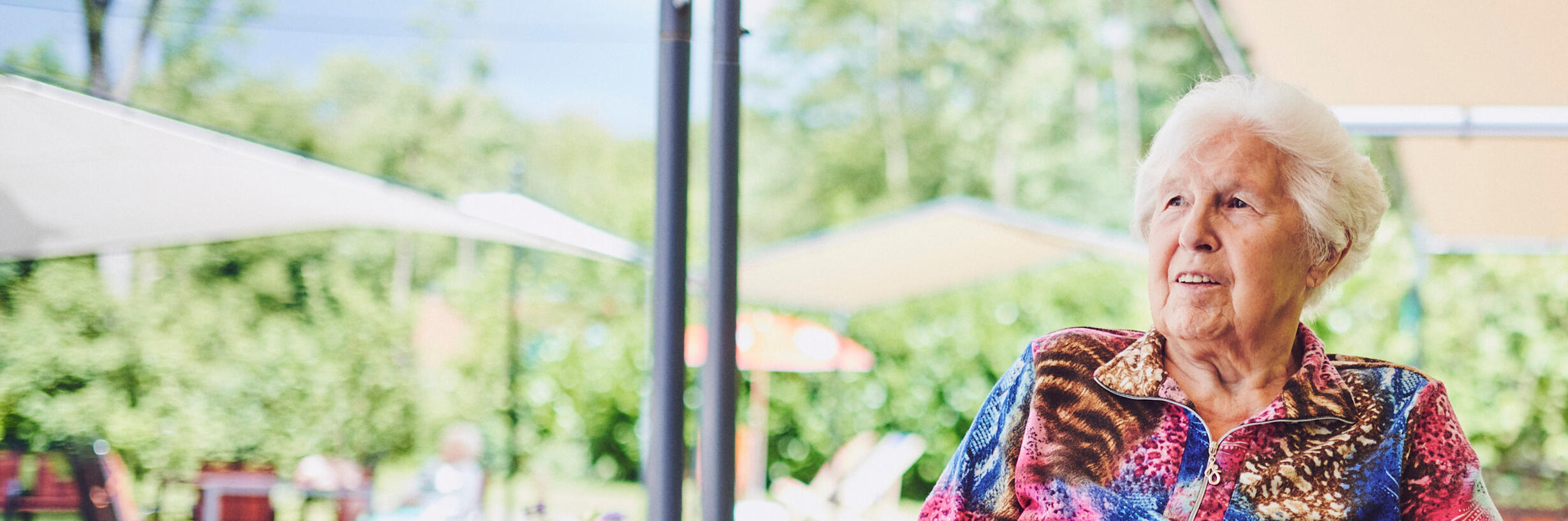 Eine zufriedenen ältere Dame im Johanniter-Stift Gelsenkirchen