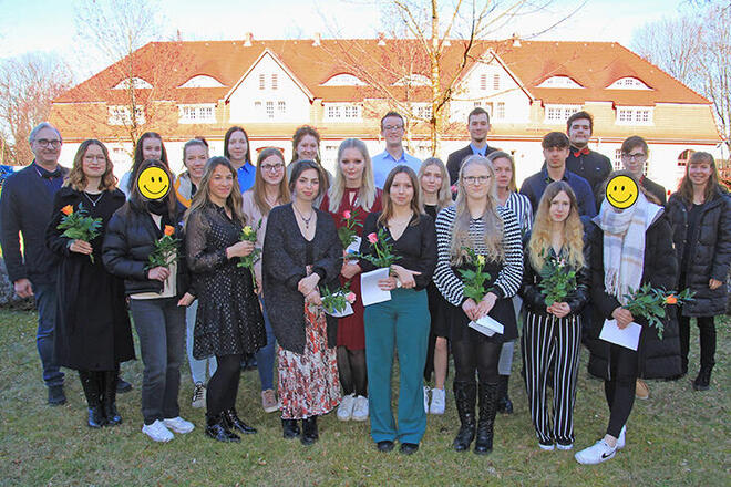 Gruppenfoto K2022 vor der Pflegeschule Treuenbrietzen