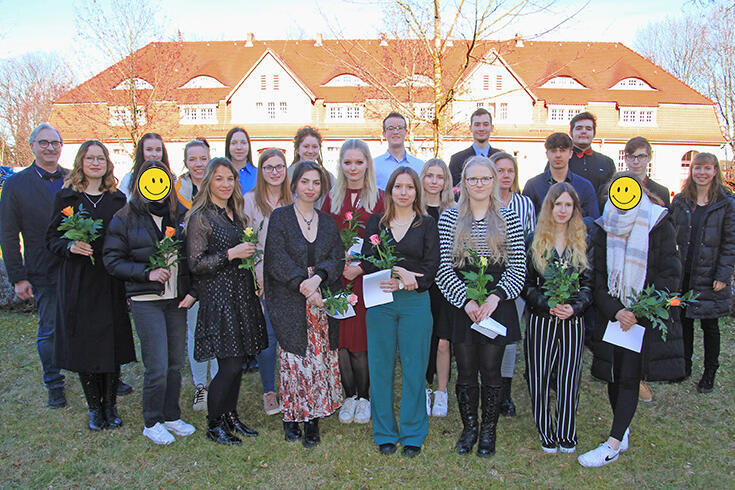 Gruppenfoto K2022 vor der Pflegeschule Treuenbrietzen