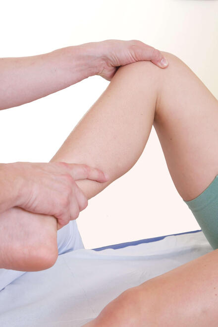 Untersuchung des Knies auf Verletzungen 