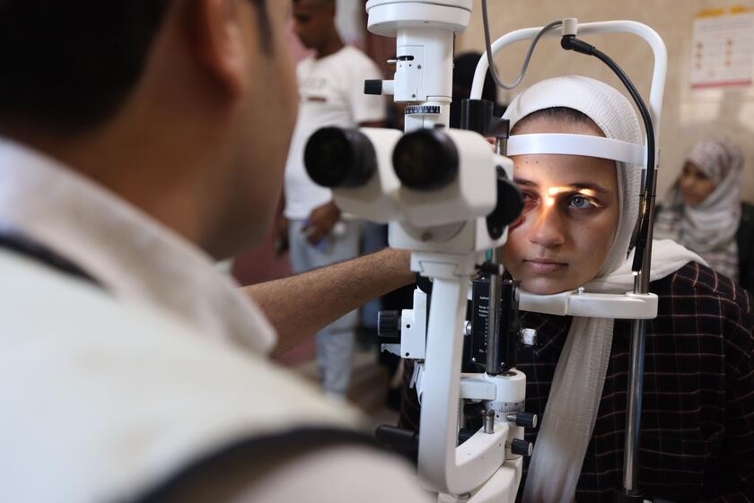 Mädchen bei der Augenuntersuchung