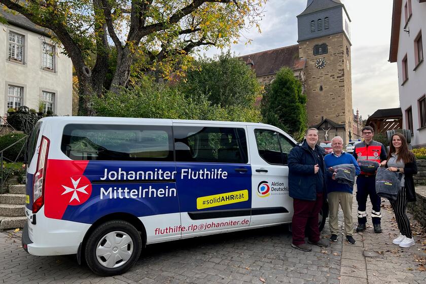 Übergabe der Wolldecken in Rech: (v.l.n.r.) Heinz-Wilhelm Schaumann (Johanniter), Werner Solbach, Carmen Schenk (Johanniter), Andreas Jung (Johanniter) und Ruth Solbach.