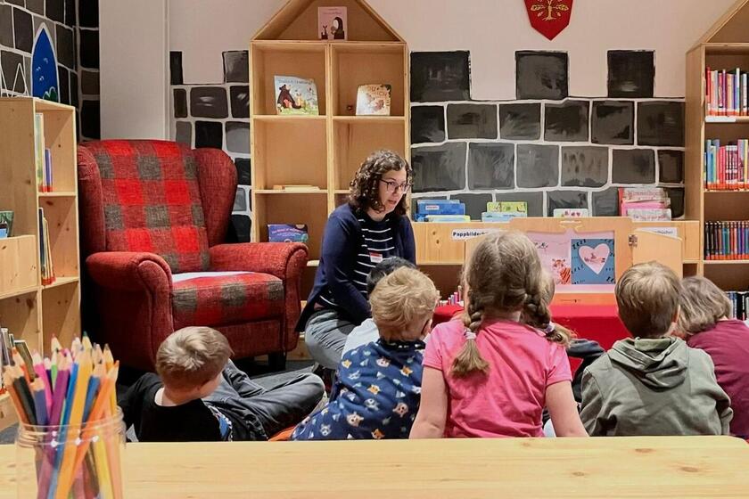 Kinde entdecken die Stadtbibliothek 