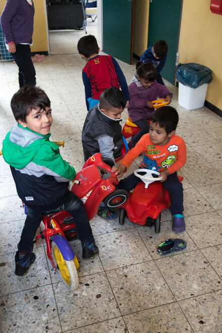 Spielende geflüchtete Kinder im Jahr 2015.