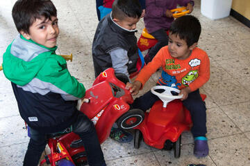 Spielende geflüchtete Kinder im Jahr 2015.