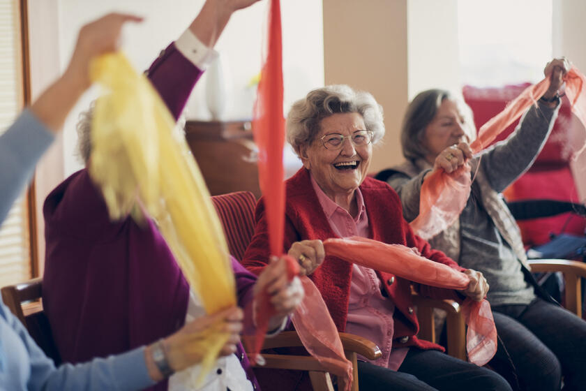 Eine Bewohnerin bei der Gymnastik mit einem Tuch
