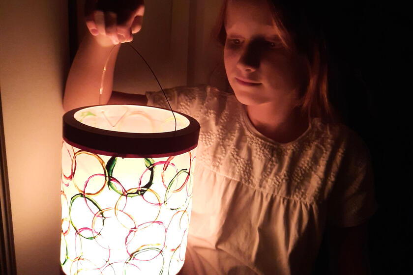 Mädchen mit St. Martins-Laterne