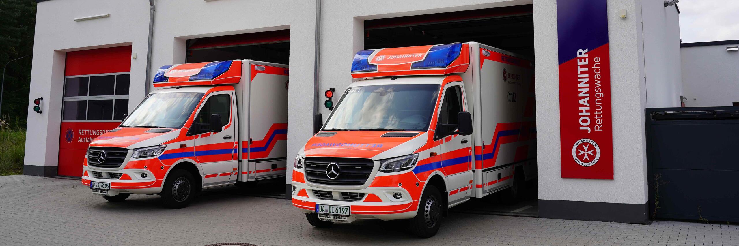 Zwei Rettungswagen fahren aus der Rettungswache Seeheim-Jugenheim