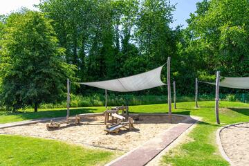 Außengelände mit Spielgeräten und Sandkasten der Johanniter-Kita Seehüpfer