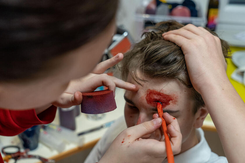 Die Falldarsteller müssen erst einmal geschminkt werden: Bei der Realistischen Unfalldarstellung (RUD) gibt es täuschend echt aussehende Kopfwunden und andere Verletzungen. Gerade wird dem Falldarsteller eine blutende Kopfwunde geschminkt.