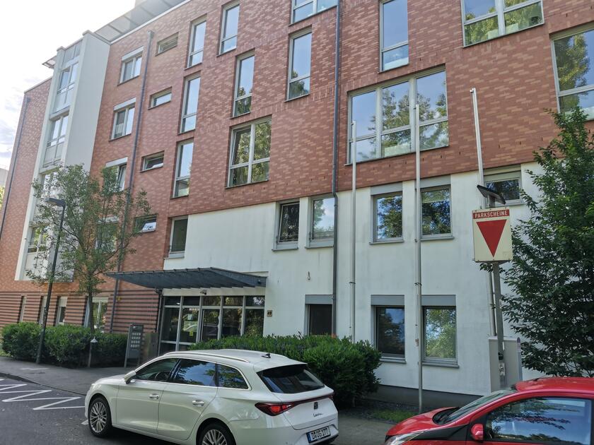 Das Johanniter-Servicebüro im DüsselHof in Düsseldorf-Bilk: Außenansicht des zentral gelegenen Standortes für Servicewohnen und alltagsnahe Unterstützung.
