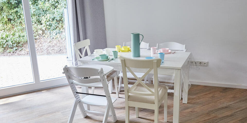 Ein kleiner Tisch in der Minikita im Treffpunkt "vor Müllert"