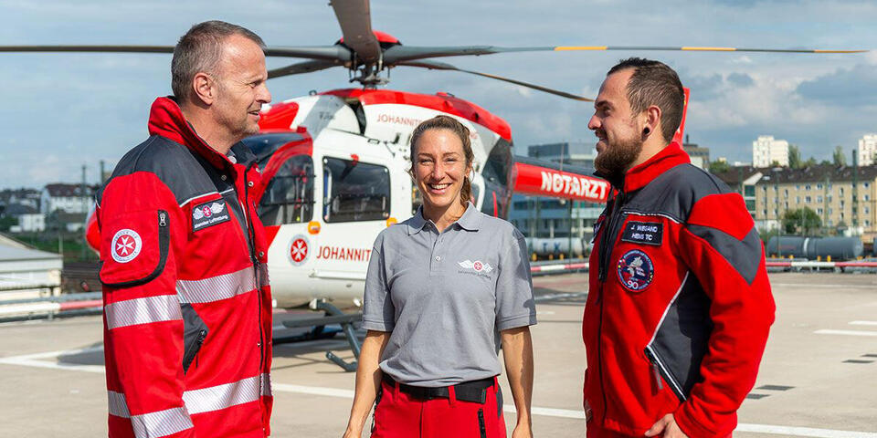 Hubschrauberbesatzung mit neuer Dienstkleidung.