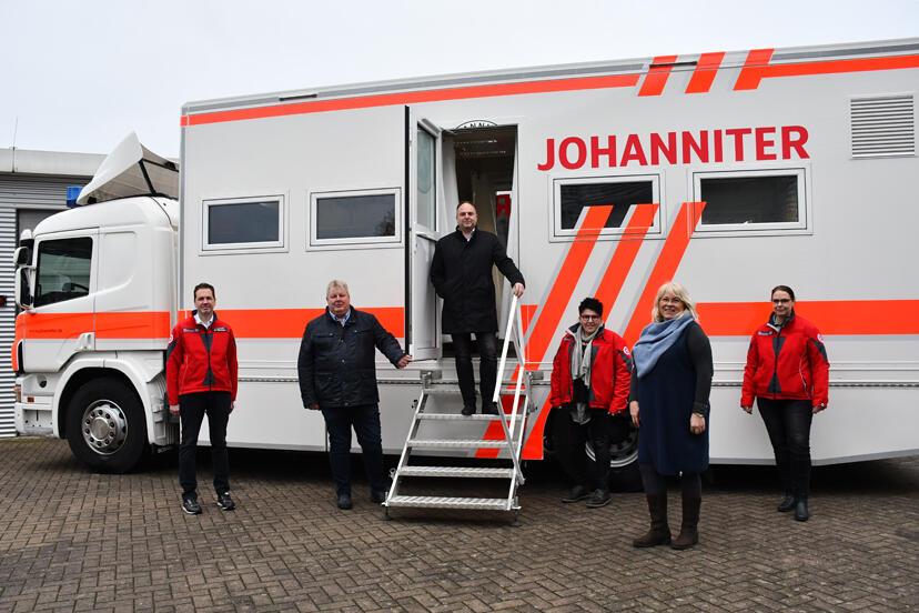 Die Johanniter, der Landrat und die Sozial- und Gesundheitsdezernentin des Landkreises Holzminden vor dem Impftruck. 
