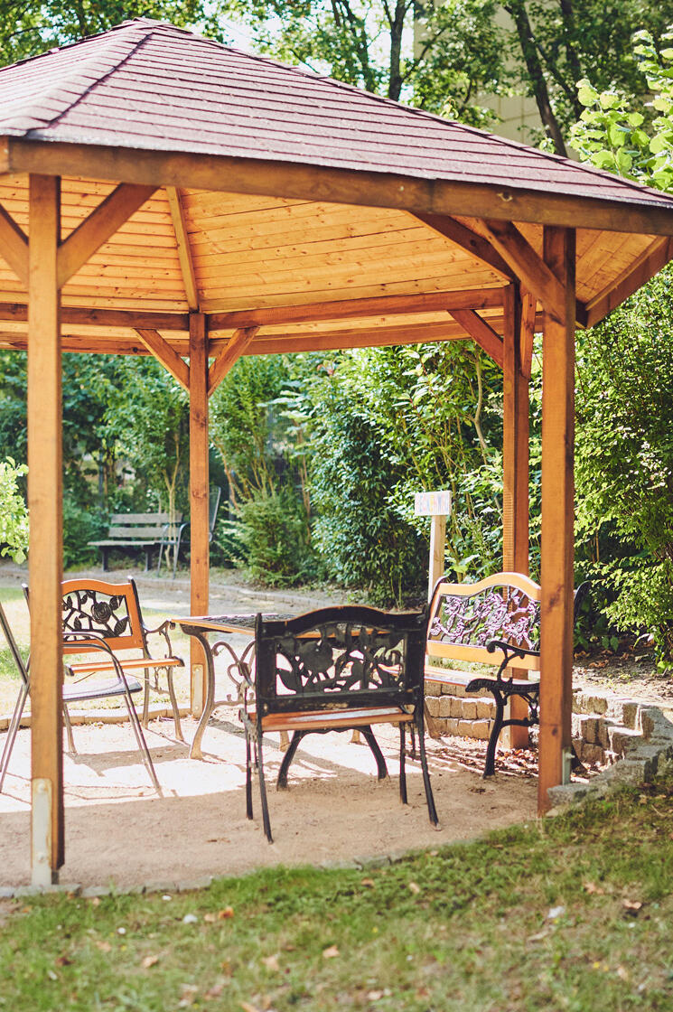 Holzpavillon im Garten mit der Sitzecke im Johanniter-Haus Köln-Finkenberg.