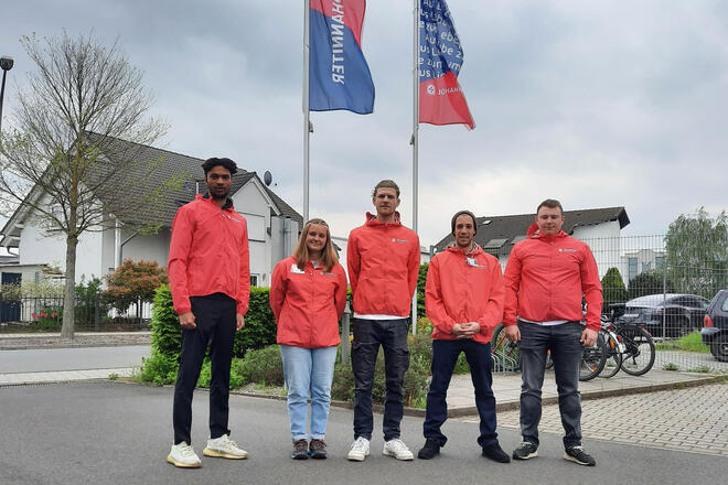 Gruppenfoto der Werber im Hof der Dienststelle Dieburg