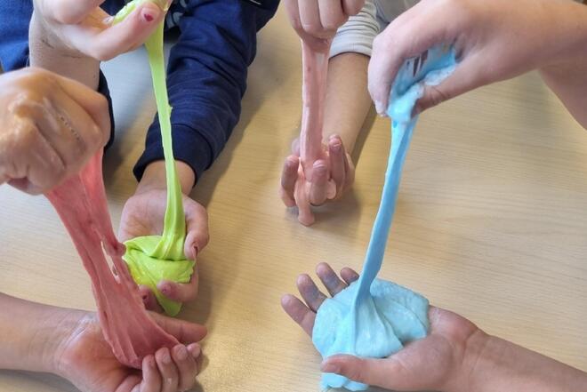 Kinder spielen mit Schleim