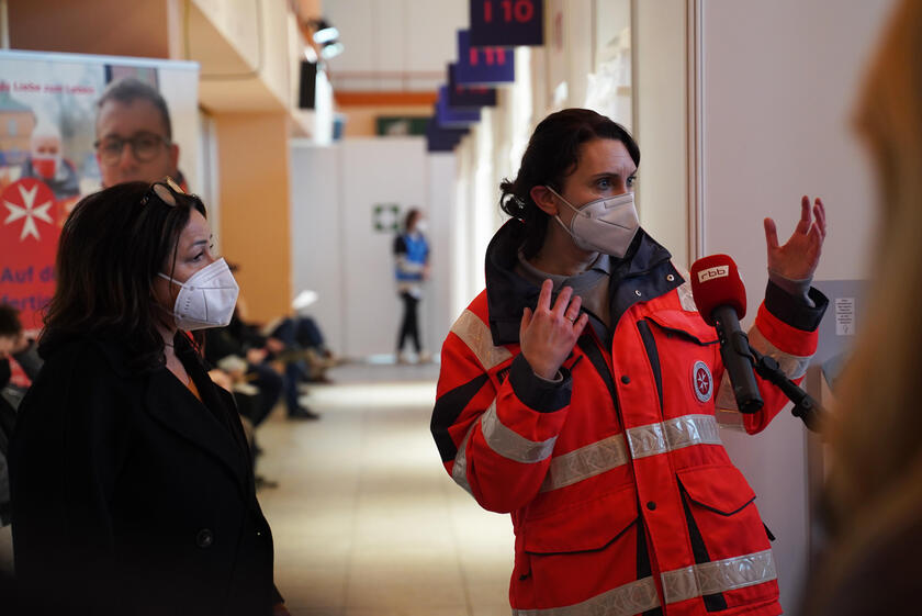 Gesundheitssenatorin Dilek Kalayci und Andrea Ferber, Leiterin Mobiles Impfen bei den Johannitern in Berlin