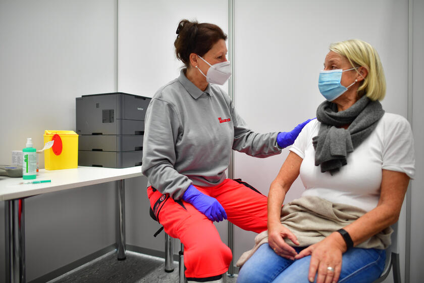 Eine Patientin wird im Impfzentrum der Johanniter in Osnabrück auf ihre Corona-Impfung vorbereitet.