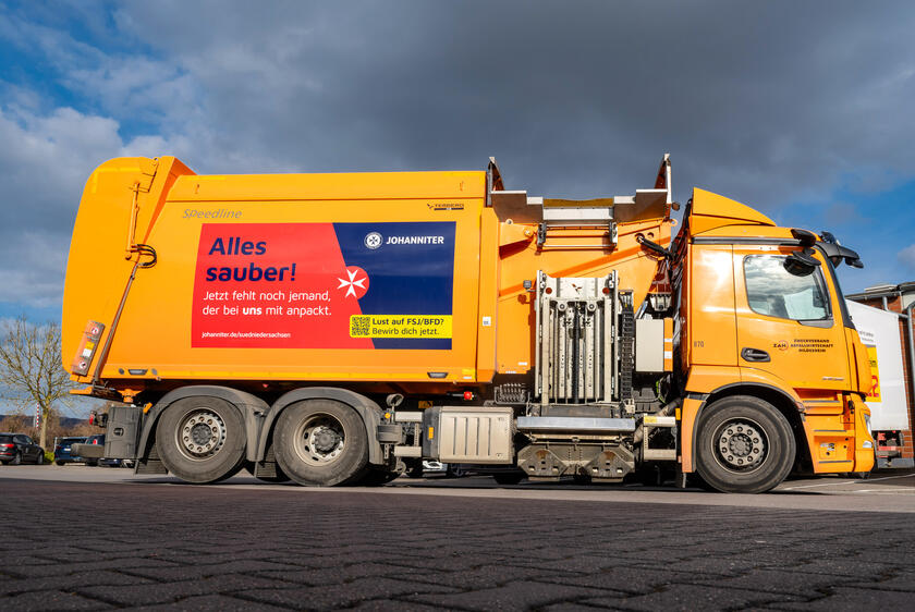 Ein Müllwagen, der beklebt ist mit "Alles sauber! Jetzt fehlt noch jemand, der bei uns mit anpackt - Lust auf FSJ/BFD?"