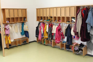 Gardrobe mit Kinderjacken