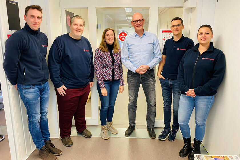 Von links: Marc Stozek (Johanniter Sachbearbeiter Fluthilfe Ahrtal), Heinz-Wilhelm Schaumann (Johanniter Controlling Antragsberatung Fluthilfe Ahrtal), Mirja Erbes (ISB-Leitung Sachgebiet Sonderprogramme), Volker Gratz (ISB-Leitung Kundenbetreuung), Ingo Carnott (Johanniter Teamleiter Fluthilfe Ahrtal) sowie Nicole Braune (Johanniter Sachbearbeiterin Fluthilfe Ahrtal).