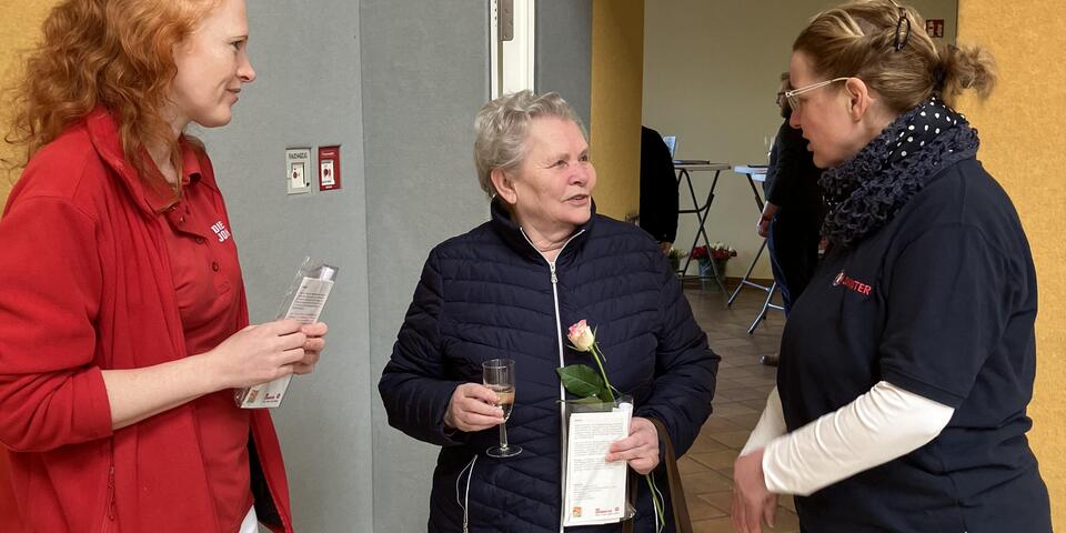 Alle Damen werden persönlich begrüßt. 