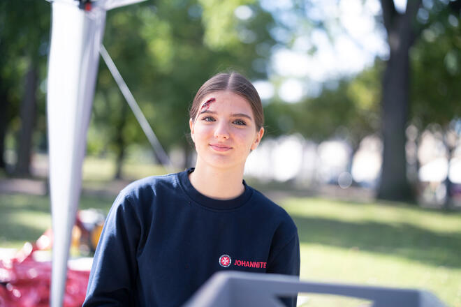 Eine Kraft der Realistische Unfalldarstellung der Johanniter hat eine geschminkte Wunde am Kopf.