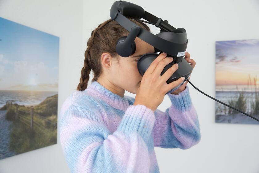 Patientin beim Aufsetzen der VR Brille 
