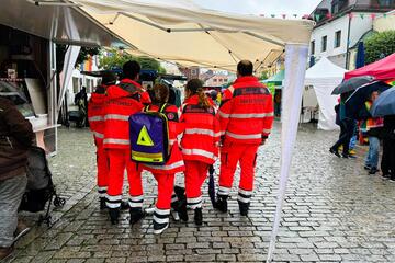 Mehrere Sanitäter Johanniter Ortsverband Kelheim in Einsatzkleidung