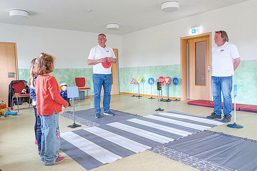 Verkehrwacht besucht das Kinderhaus "Bärenhöhle" in Stulln.