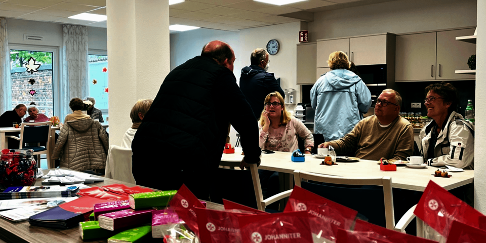 Gäste besichtigen die Räume der Tagespflege