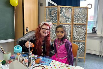 Zwei Personen am Tisch