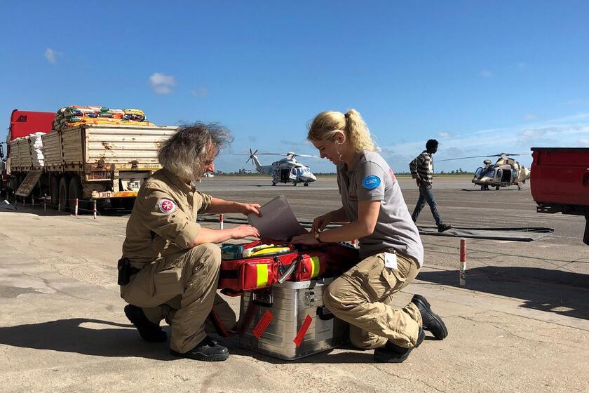 Christian Gatniejewski und seine Kollegin packen einen Erste-Hilfe Koffer