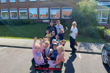 Eine Kindergruppe ist mit Betreuern auf dem Weg von der Landesunterkunft nach Seeth hinein.