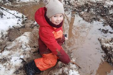 Kind spielt im Matsch Johanniter-Waldkindergarten "Waldeglofsheim"
