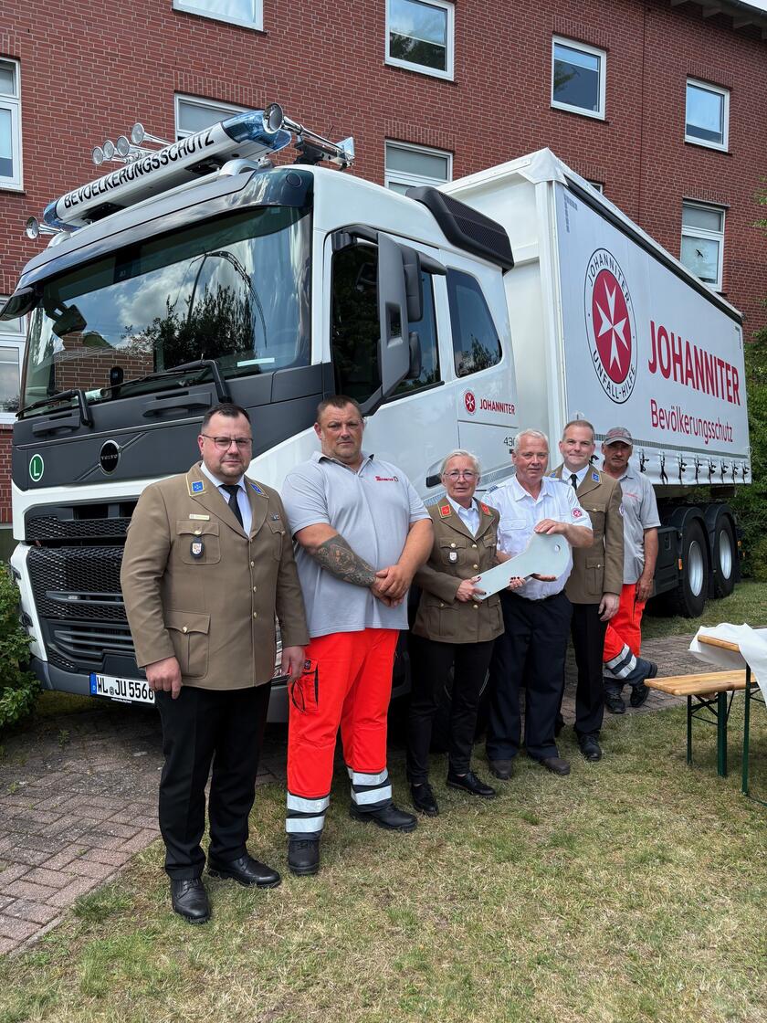 Mehrere Personen stehen vor dem großen Wechsellader