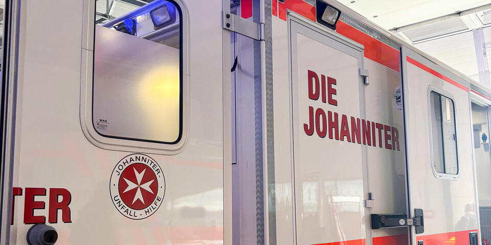 Ein Rettungswagen mit Johanniter-Logo.