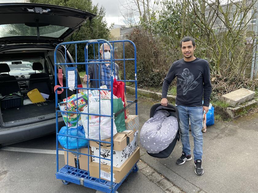 Sachspenden an die Ukraine, die gesammelt wurden für einen Vater mit einem Neugeboren 