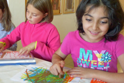 Zwei Kinder malen Bilder