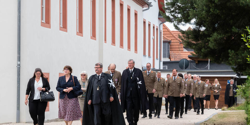 Johanniter Ordensritter und Mitarbeiter der Johanniter-Unfall-Hilfe auf dem Weg zum Gottesdienst in der Komturkirche.