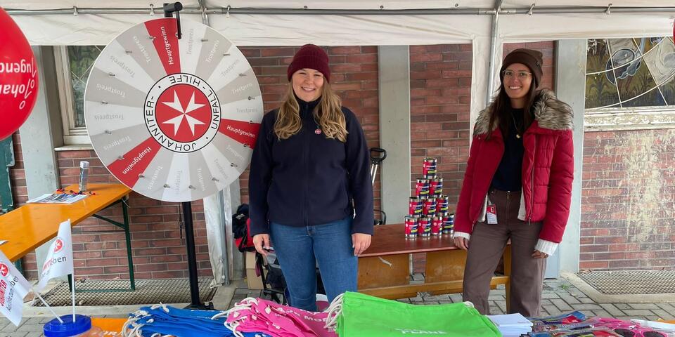 Mitarbeiterinnen am Glückrad auf dem Dernauer Winzerfest
