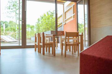 Neue Tische für die Johanniter-Kita Abenteuerland im Kärntner Viertel in Wiesbaden