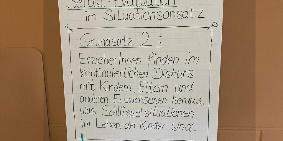 Ein beschriebenes Plakat auf einer Pinnwand