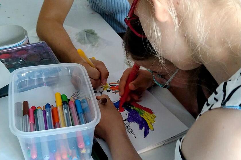 Kinder basteln gemeinsam