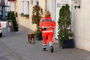 Hundeführer mit Rettungshund