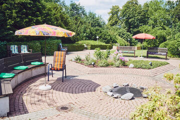 Angelegter heller gepflasterte Platz zum gemeinsamen Treffen im Johanniterheim Velbert