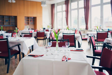 Festliche gedeckte Tische