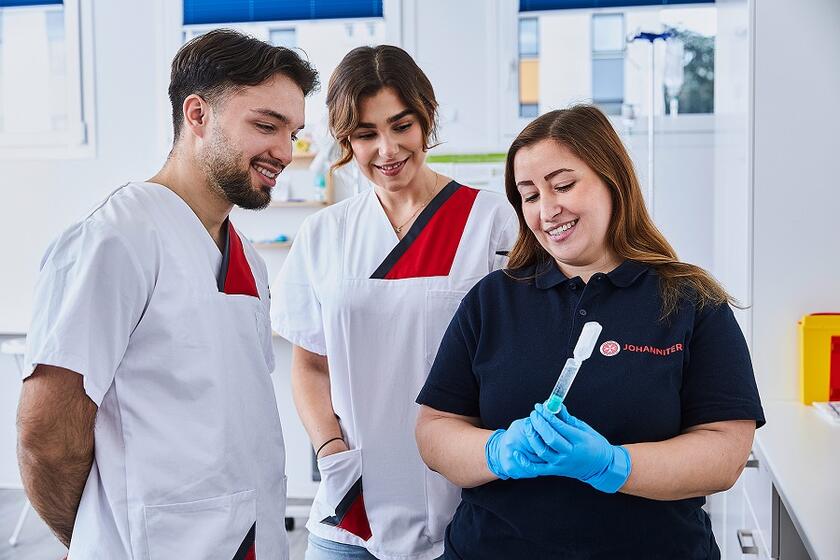 Die staatlich anerkannte Pflegeausbildung dauert drei Jahre in Vollzeit.